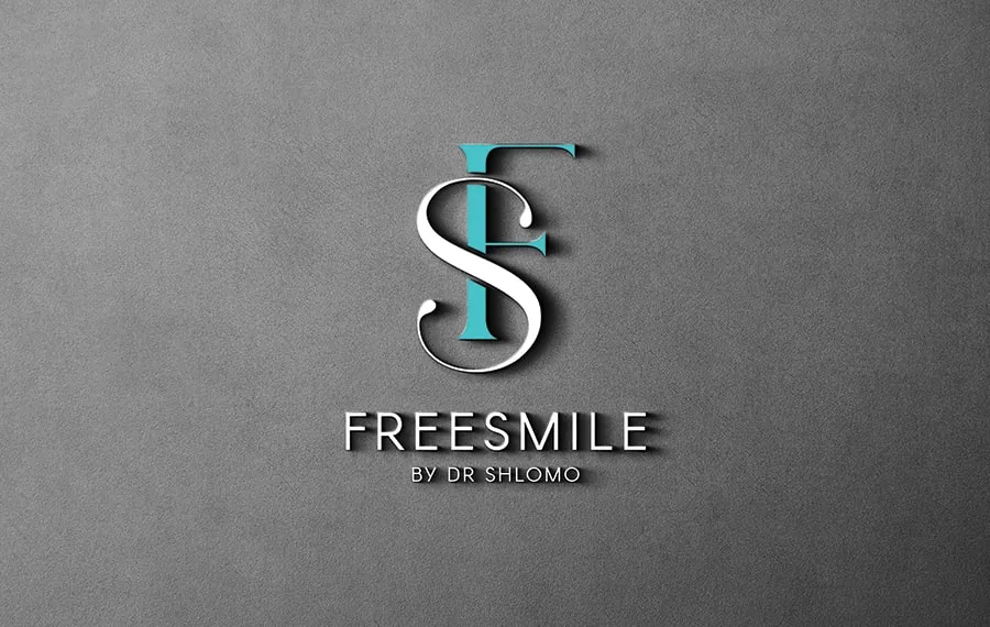 המיתוג של FreeSmile: הלוגו בלבן וטורקיז על רקע אפור