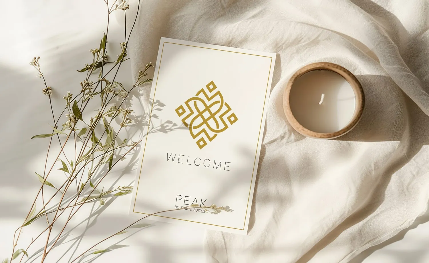 המיתוג של PEAK Boutique Suites: כרטיס ברכה ממותג על מצעים