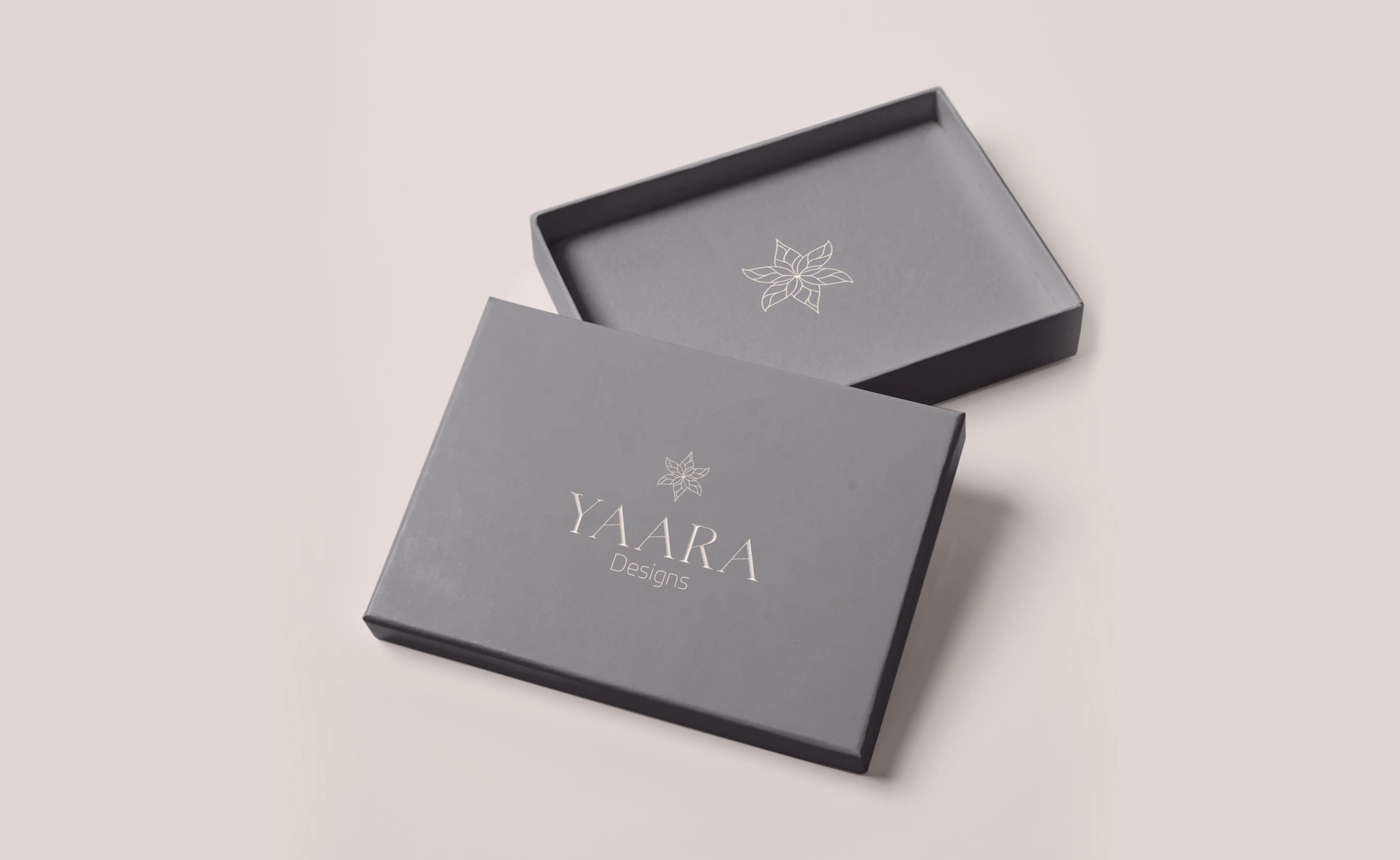 המיתוג של YAARA Designs: קופסת תכשיטים אפורה עם הלוגו