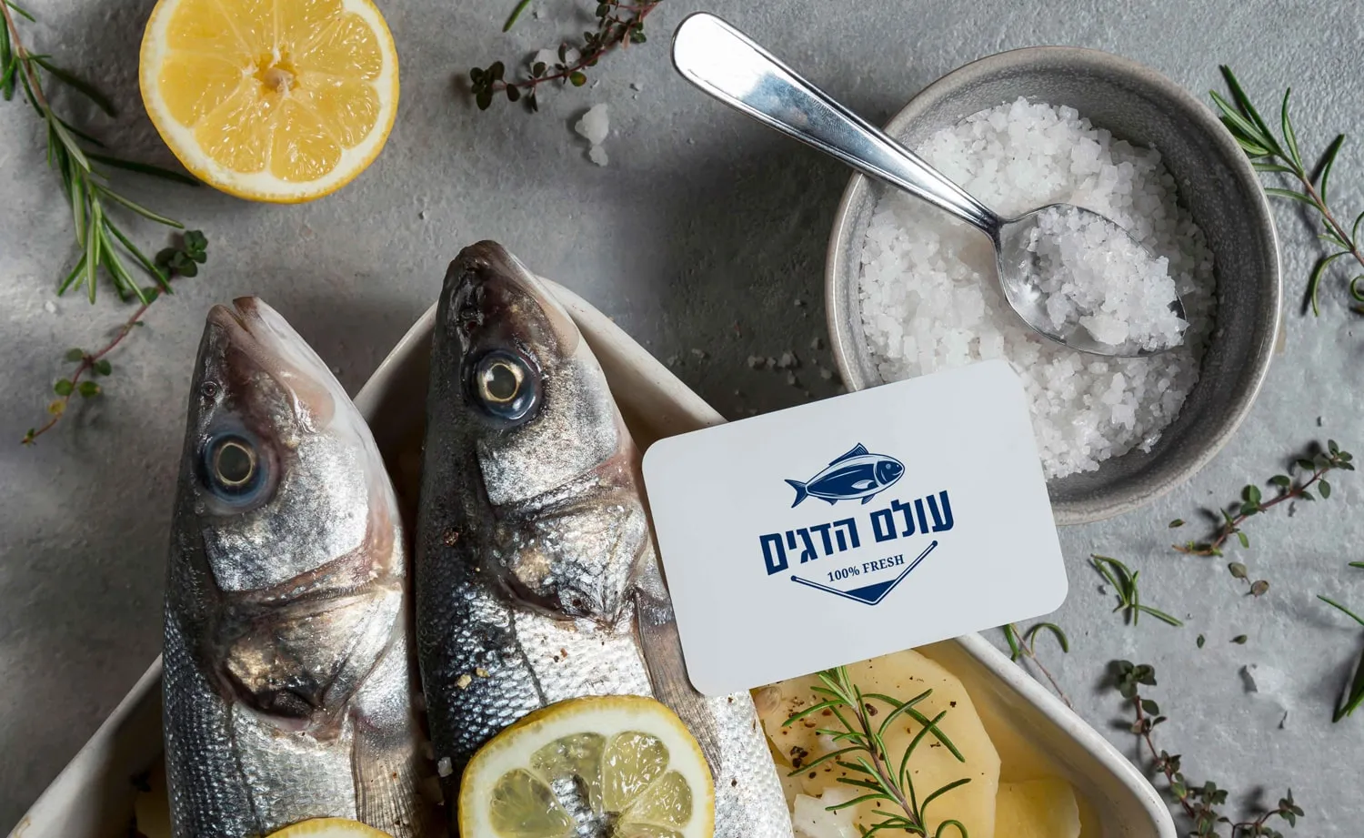 המיתוג של עולם הדגים: דגים טריים עם לימון וכרטיס ממותג