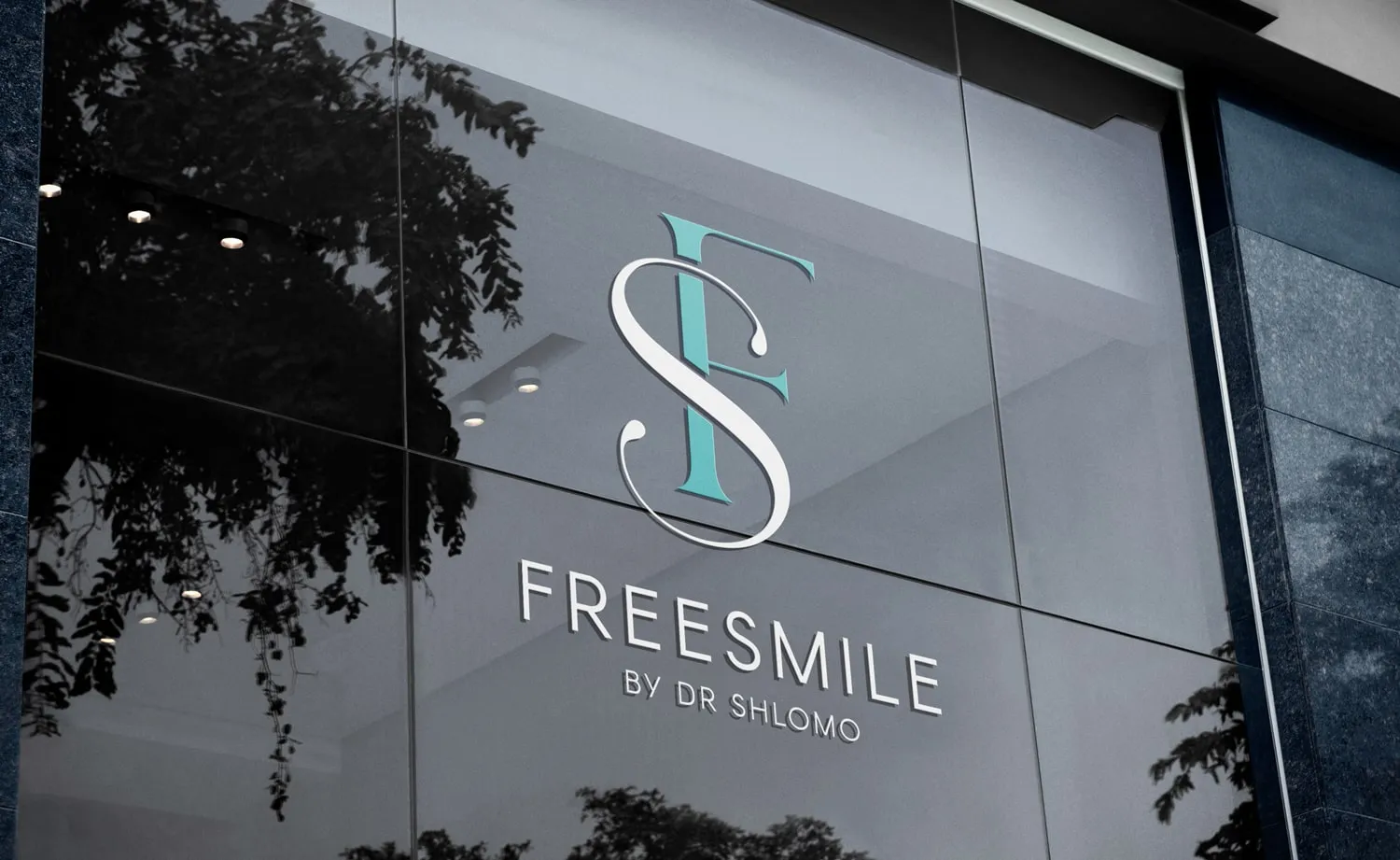 המיתוג של FreeSmile: הלוגו על חלון הזכוכית של המרפאה