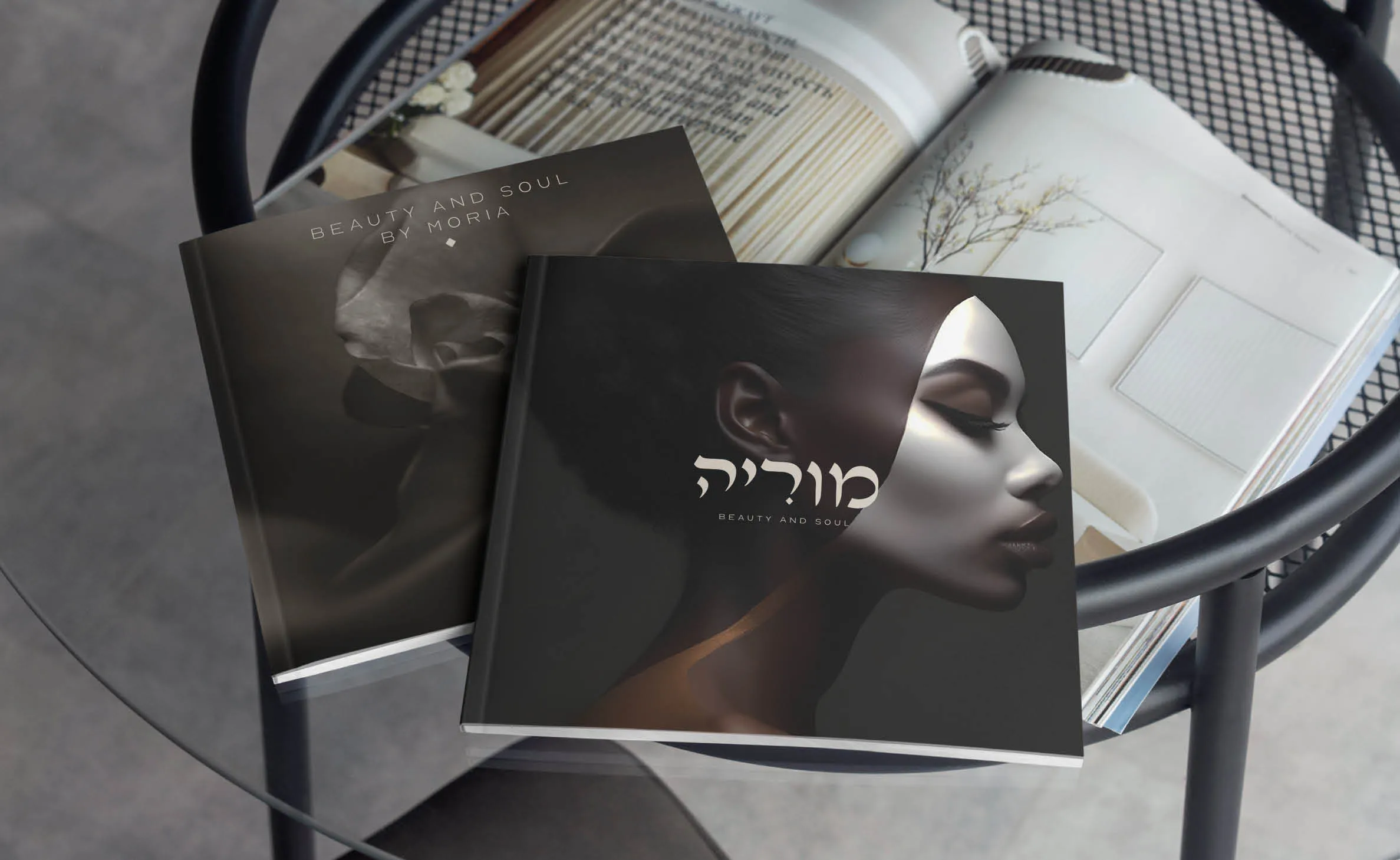 המיתוג של מוריה: מגזינים עם הלוגו על שולחן